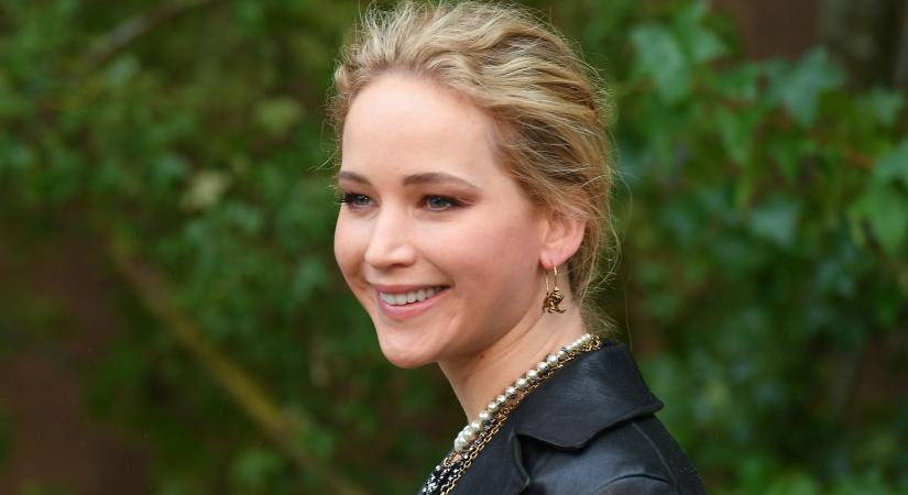 Jennifer Lawrence franciásan szexi új frizuráját imádja a net – figyelj, mert garantáltan az egyik legütősebb őszi hajtrend lesz