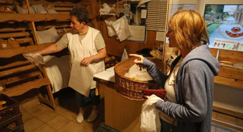 Ilyen kenyeret soha többet nem eszel: kígyózó sorban álltak az emberek a pékségnél, ami nem nyit ki többé