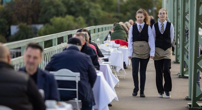 Közös reggelivel ünnepelt Esztergom és Párkány a Hídünnep nyitónapján