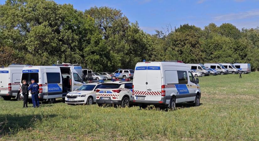 Fotón, mennyi rendőrautó vonult ki Hatvanpusztára