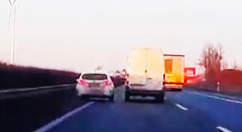 VIDEÓ: Ha autópálya-tempónál ez történik, abból ritkán szabadulsz ki