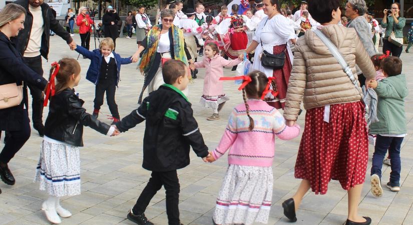 Kenyérszentelés, szüreti felvonulás és főtéri vigadalom Érsekújvárban (GALÉRIA)