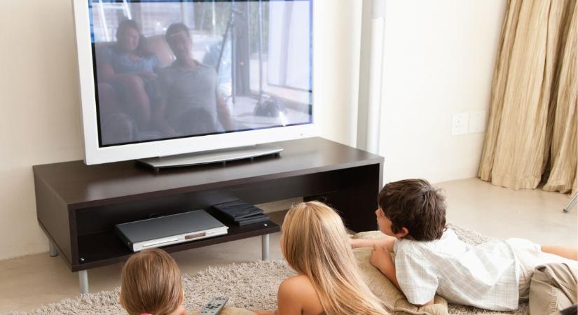 Miért káros, ha túl korán ültetjük a gyereket a tévé elé? – Vekerdy Tamás szigorú véleménye