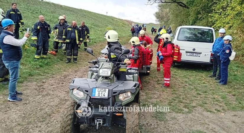 250 ember, 10 kárhelyszín, 50 sérült imitáció: valósághű katasztrófavédelmi gyakorlat zajlott a Tisza partján – videóval