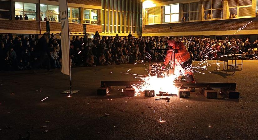 Robbanások és látványos kísérletek kápráztatták el a látogatókat a kecskeméti gimnáziumban – fotók