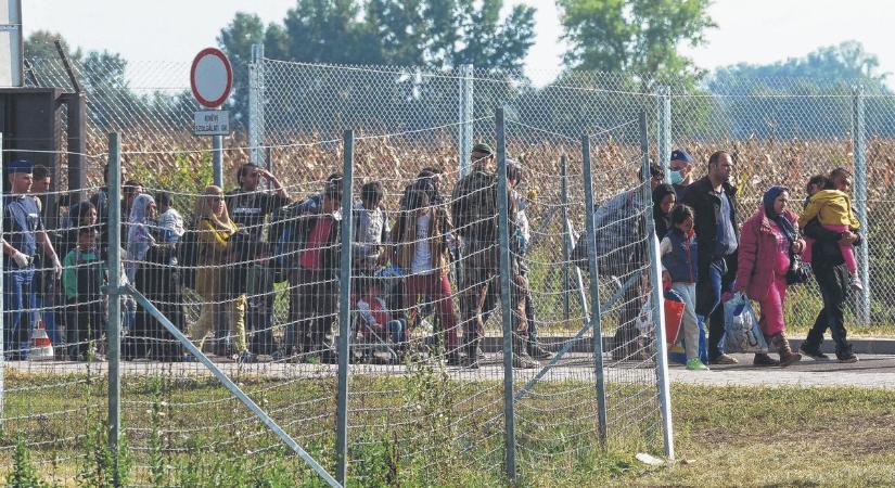 Tíz éve véd bennünket a déli határkerítés – döbbenetesen erős fotók az egykori káoszról (GALÉRIA)