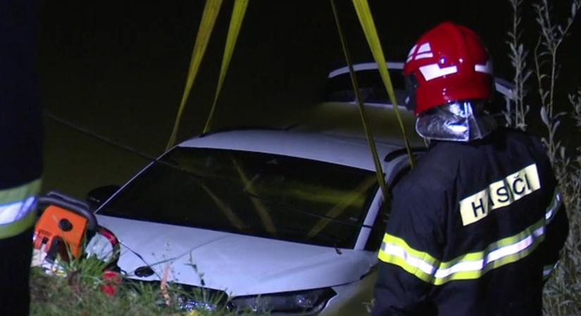 Elég volt egy rossz mozdulat, rögtön a halastóba gurult a villanyautó