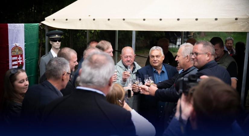 „Szabad ország, szabad pálinka” – így emlékezett meg egy fontos döntésről Orbán Viktor