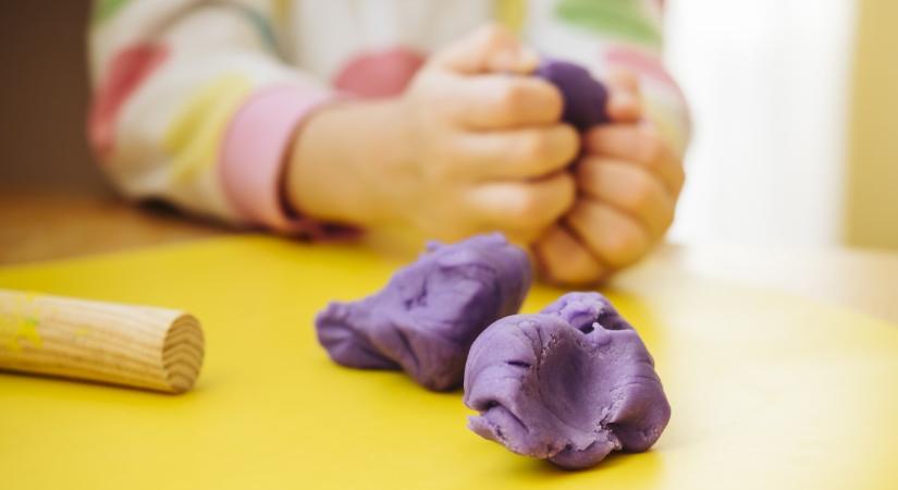 Készítsetek gyurmát otthon – 3 recept a finommotorikát is fejlesztő játékhoz