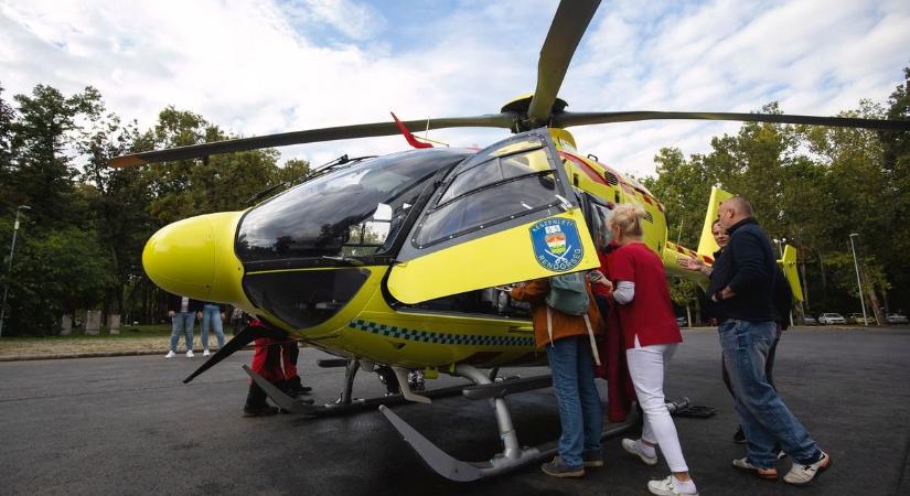 Mentőhelikopter szállt le a Debreceni Stadion mellett – fotókkal, videóval