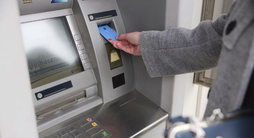 Vége az ingyenes külföldi kártyás készpénzfelvételnek