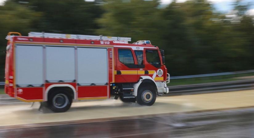 Riadóztatták a tűzoltókat, kigyulladt egy autó Kékestetőn