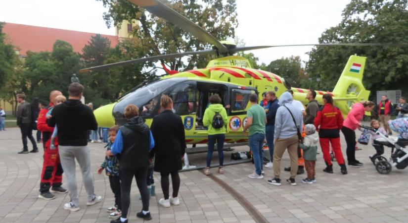 Mentőhelikopter landolt Szentesen, de vészhelyzet helyett egy különleges esemény miatt érkezett – galériával, videóval