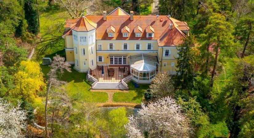 Királyi pompában: eladó a grófi vadászkastély a Balaton közelében (galéria, videó)