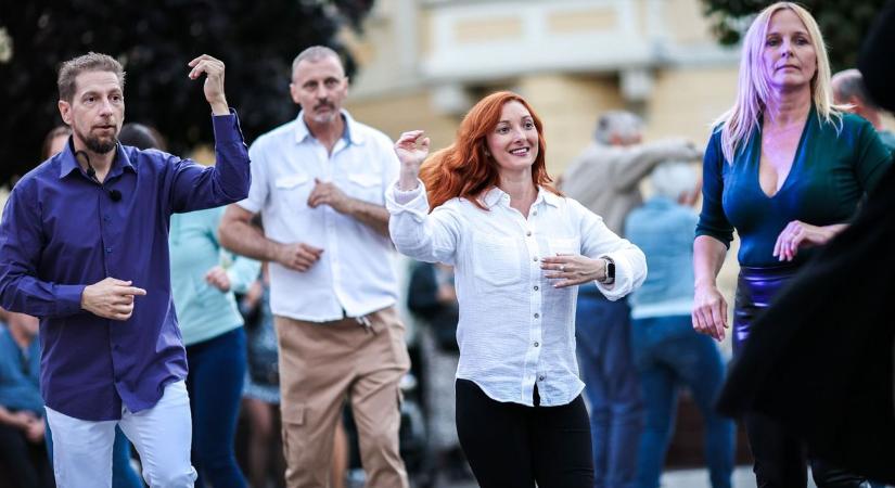 Forró latin tánc a hűvös őszben - fotó, videó