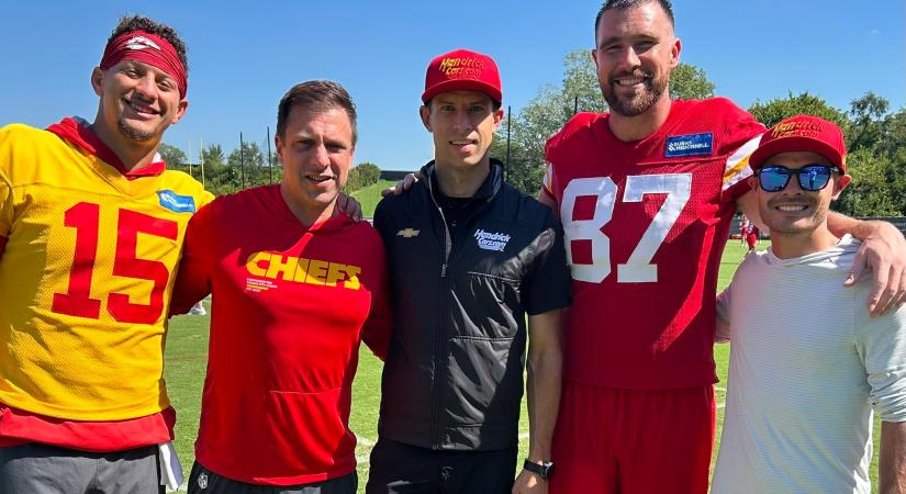 A 49ers-szurkoló Kyle Larson beugrott a Chiefshez, majd „mezt” cserélt Patrick Mahomesszal