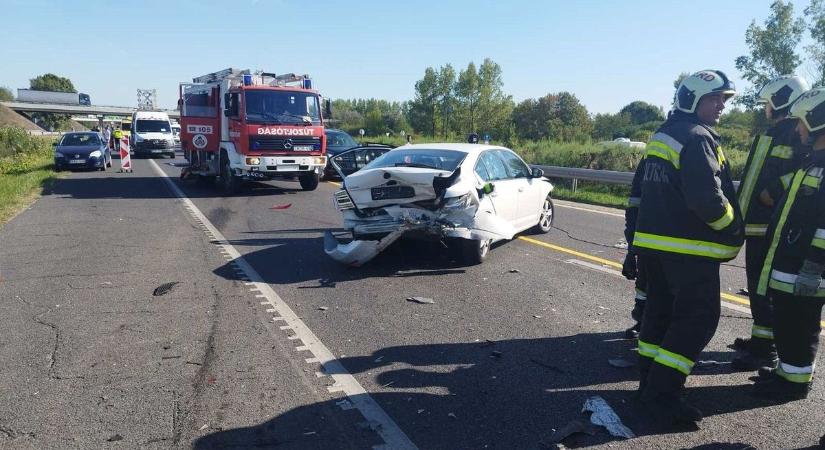 Dugóban is kötelező betartani: két közlekedési szabály, amit sokan figyelmen kívül hagynak