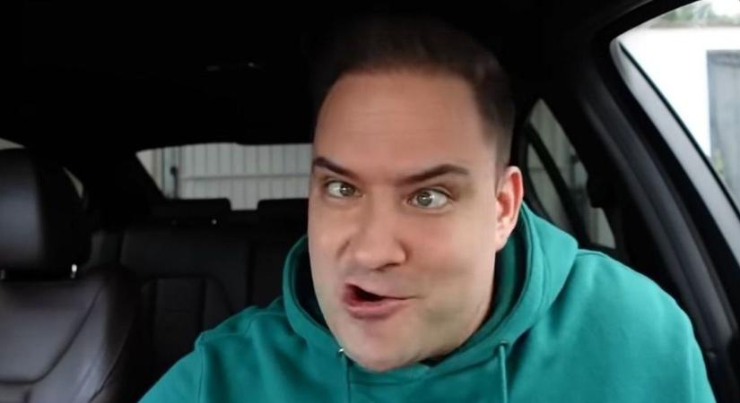 „Figyelj, Somogyi” – elegánsan tartott tükröt, Rákay Philip ízekre szedte a humoristát