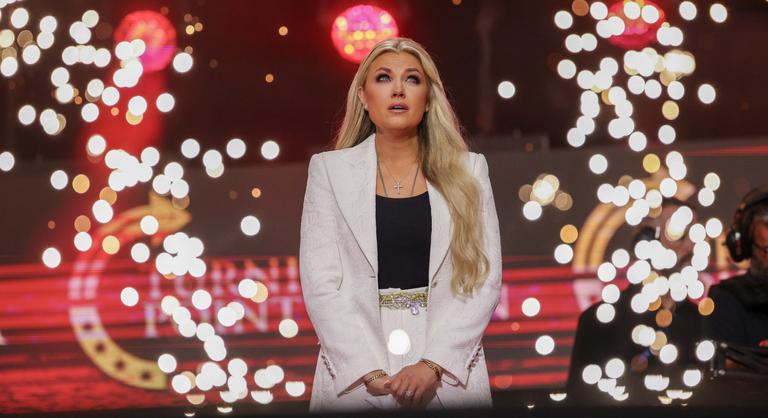 „Normális ember nem rendez cirkuszt miután meggyilkolták a férjét” – Erika Kirk kegyelme megrázta a világot