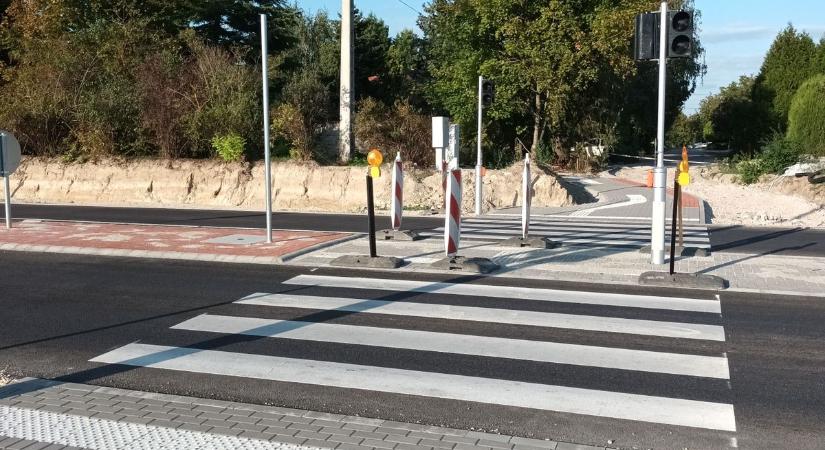 Fellélegezhetnek a gyalogosok, végre biztonságos az átkelés a 81-esen