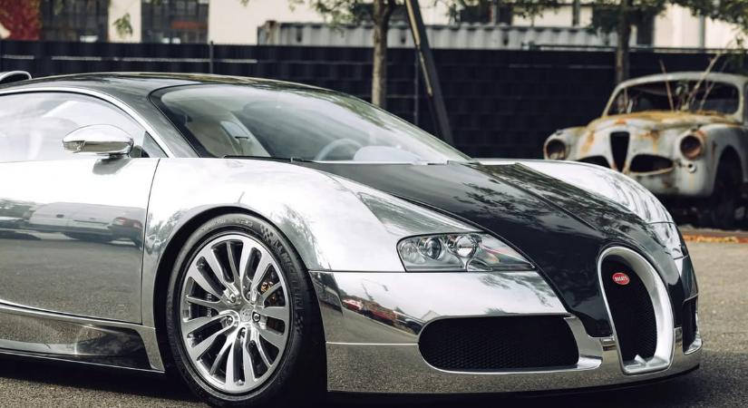 Úgy tükröződik ez a szuperritka Bugatti, hogy akár sminkelni is lehet vele