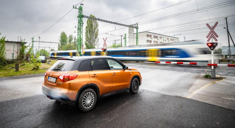 Két hétig változik a vasúti menetrend, buszozni kell, átjárókat is lezárnak