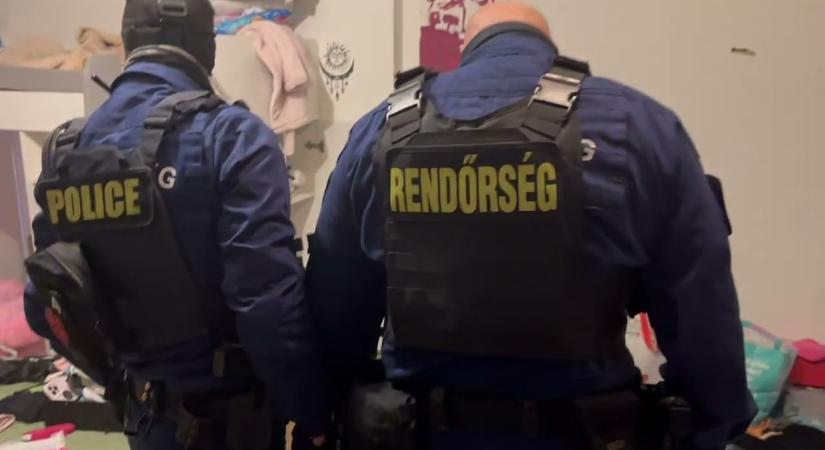 Rajtaütés Dorogon: két drogdíler bukott le, fegyverek is előkerültek videó