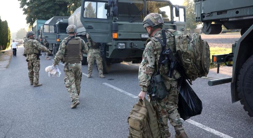 Csend, rend, fegyelem: nem csak a rendőröknek, a határvadászoknak is jár a hathavi fegyverpénz
