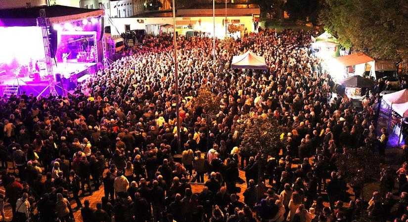 Lord-koncert a Sághegyi Szüreti Napokon: szombaton kicsordult a közönség a Dr. Géfin térről - fotók