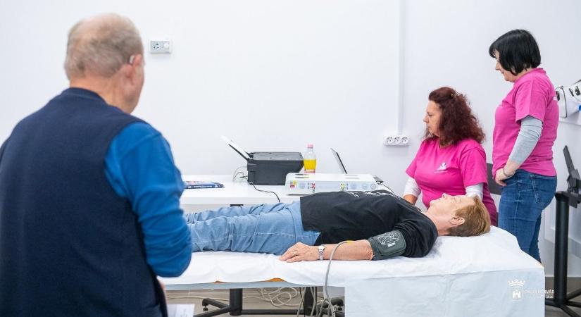Szenzációs újdonság az egészségnapon – több milliós berendezést próbálhattak ki a fehérváriak