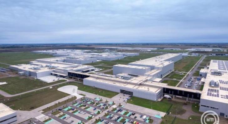 Átadták a BMW debreceni autógyárát