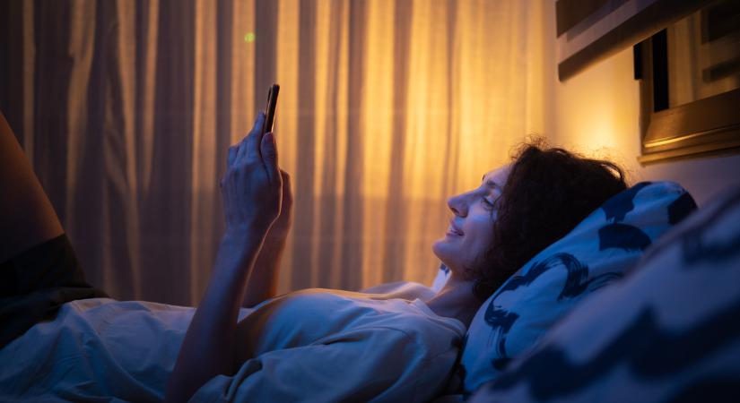 Új kutatás: ha este leteszed a mobilod, javulni fog a bélflórád