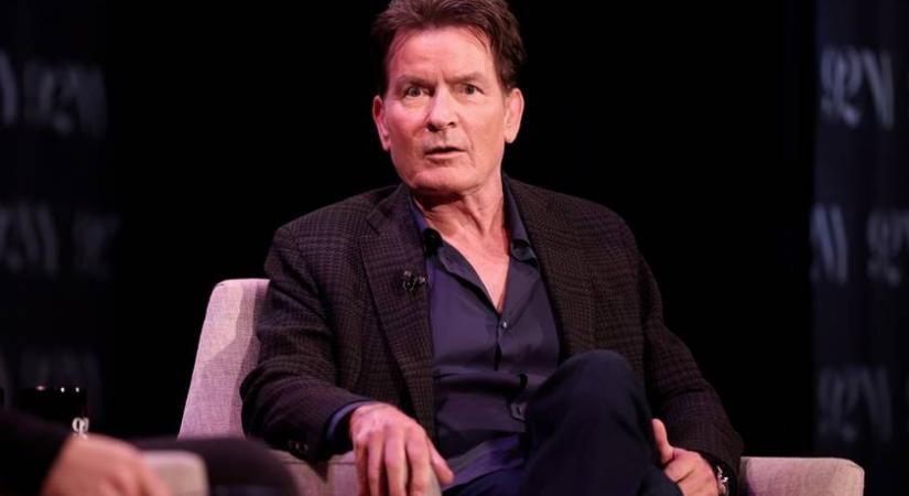 Így vezette részegen a repülőt Charlie Sheen: 300 utas ült a fedélzeten
