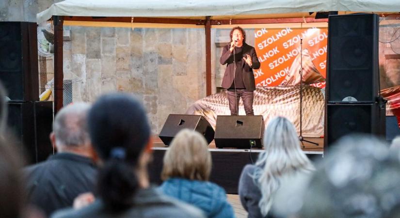 Fergeteges koncertet adott Hevesi Tamás Szolnokon – videóval, galériával