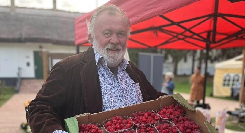 Ismert sztár bukkant fel váratlanul a Mihály-napi vásárban, a balatoni málnát kereste