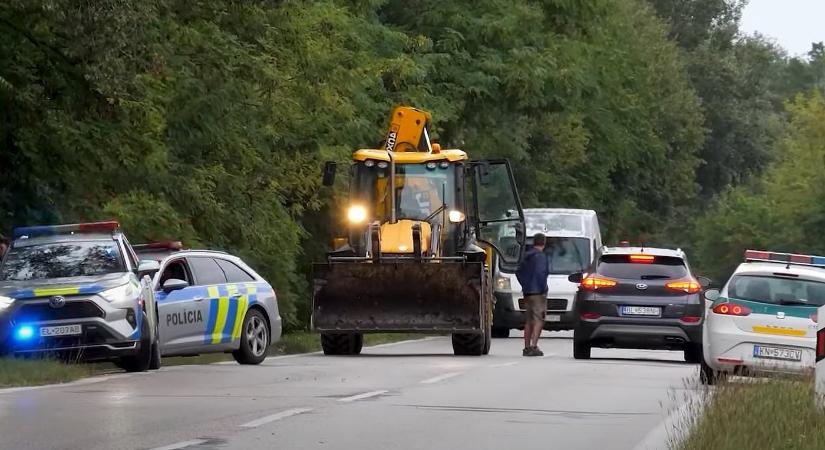 Ellepték a rendőrök a szlovák határvidéket, meggyilkolt újságíró holttestét keresték az út menti erdősávban