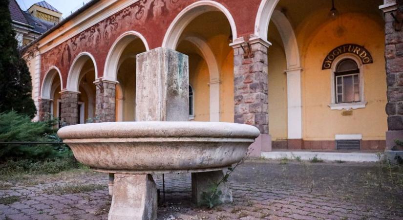 Majdnem ellopták Szolnok egyik legendás műalkotását, de az épp arra járó szobrász résen volt