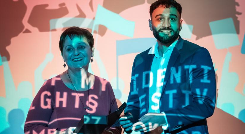 Megható pillanatok a Pécs Pride nyitóeseményén – díjátadóval indult a fesztivál