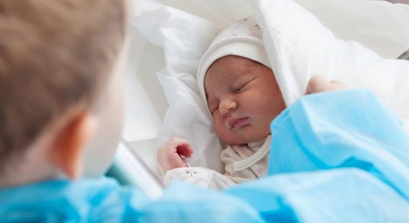Először találkozott újszülött húgával a kisfiú - Őszinteségén a szülők és a net is nevet