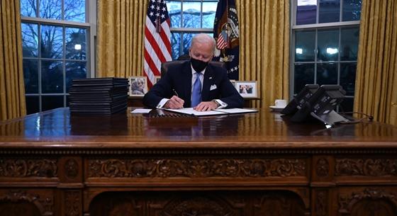 Biden egy sor rendeletet írt alá a járvány megfékezéséért