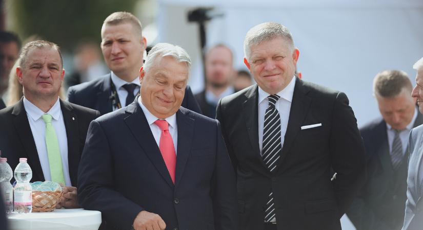 FOTÓK: Robert Fico és Orbán Viktor a Mária Valéria hídon találkozott