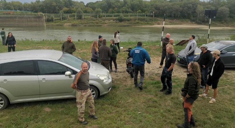 A Trabant-expedíció ezúttal a Tisza-tó körül takarított, Kiskörénél kezdtek