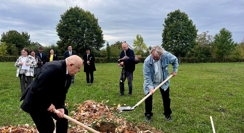 Petőfi körtefája után Jókai almafája gazdagítja a Tündérkertet
