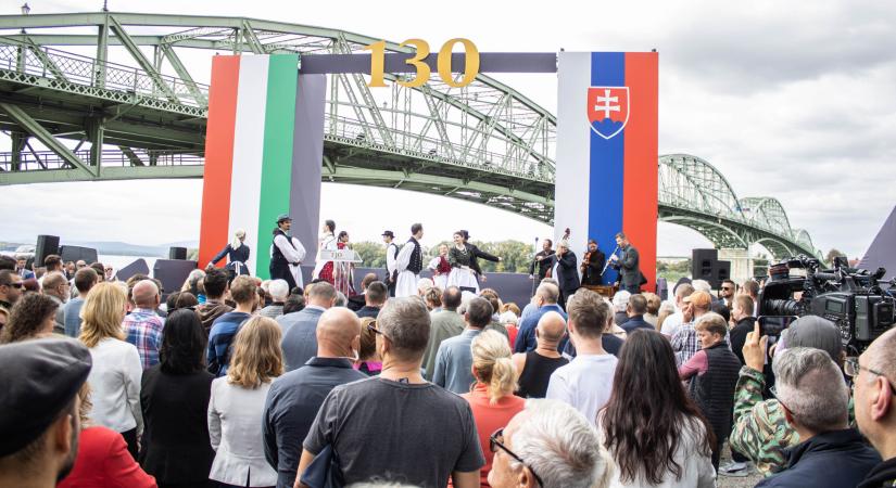 Orbán Viktor és Robert Fico is beszédet mondott a Hídünnepen