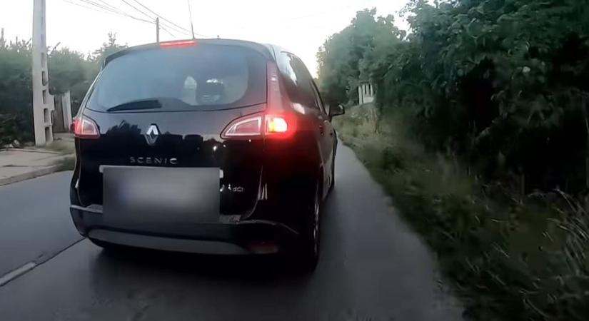 Beszólt a biciklis, büntetőfékezéssel és vízlocsolással álltak bosszút rajta – videó