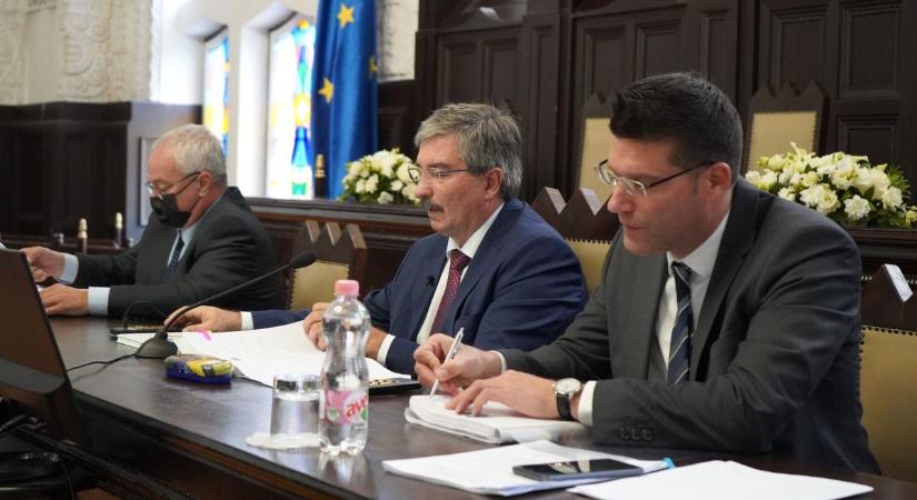 Új pályázatok, költségvetési módosítás és díjak – ismét ülésezett a vármegye közgyűlése