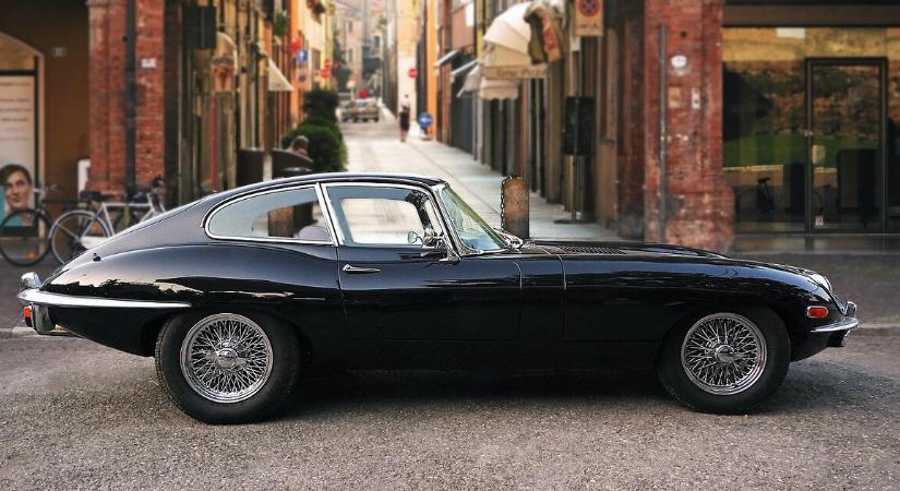Megsegítik a kibertámadás miatt nem termelő Jaguar Land Rover beszállítóit