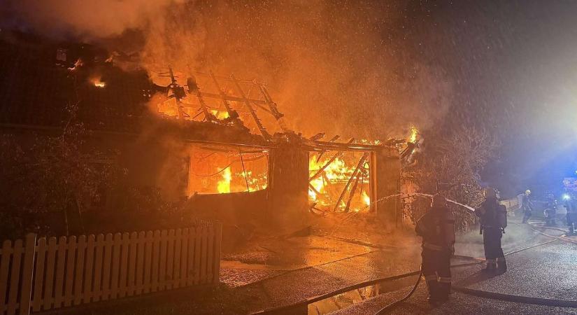 Idős házaspárt mentettek a hatalmas lángok közül Ausztriában - fotók, videó