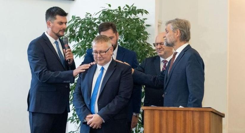 Áldásos lelkészbeiktatás a fehérvári baptista imaházban