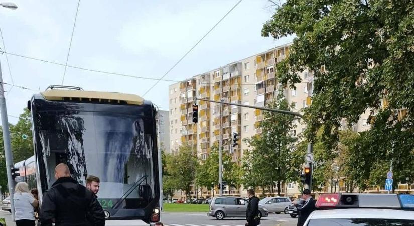 Gyalogos feküdt a miskolci villamos elé!